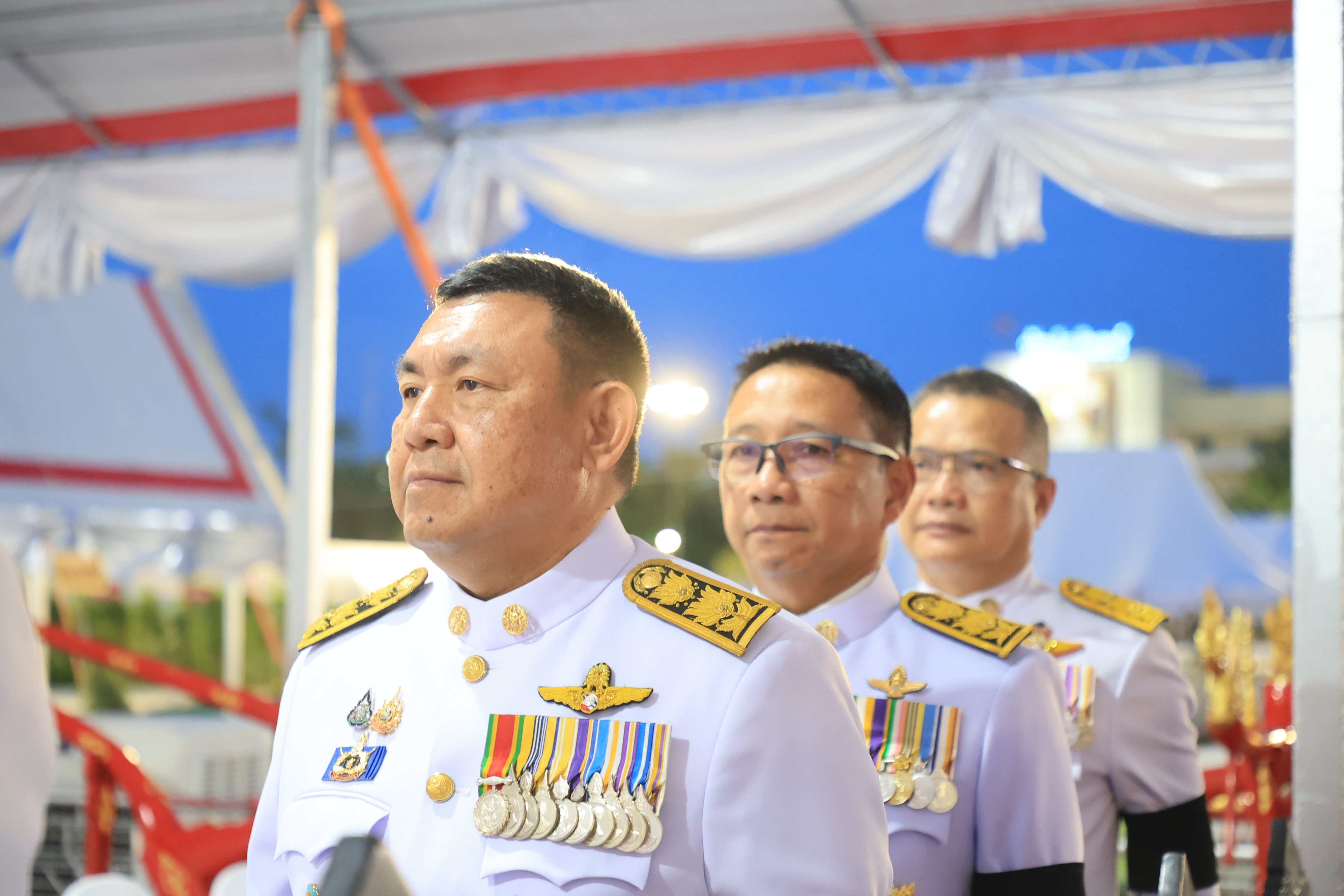 title - ปลัดเกษตรฯ ผู้ทำหน้าที่พระยาแรกนา พร้อมด้วยเทพีคู่หาบทองและเทพีคู่หาบเงิน ทำพิธีล้างมือพระยาแรกนา และเจิมหน้าพระโค